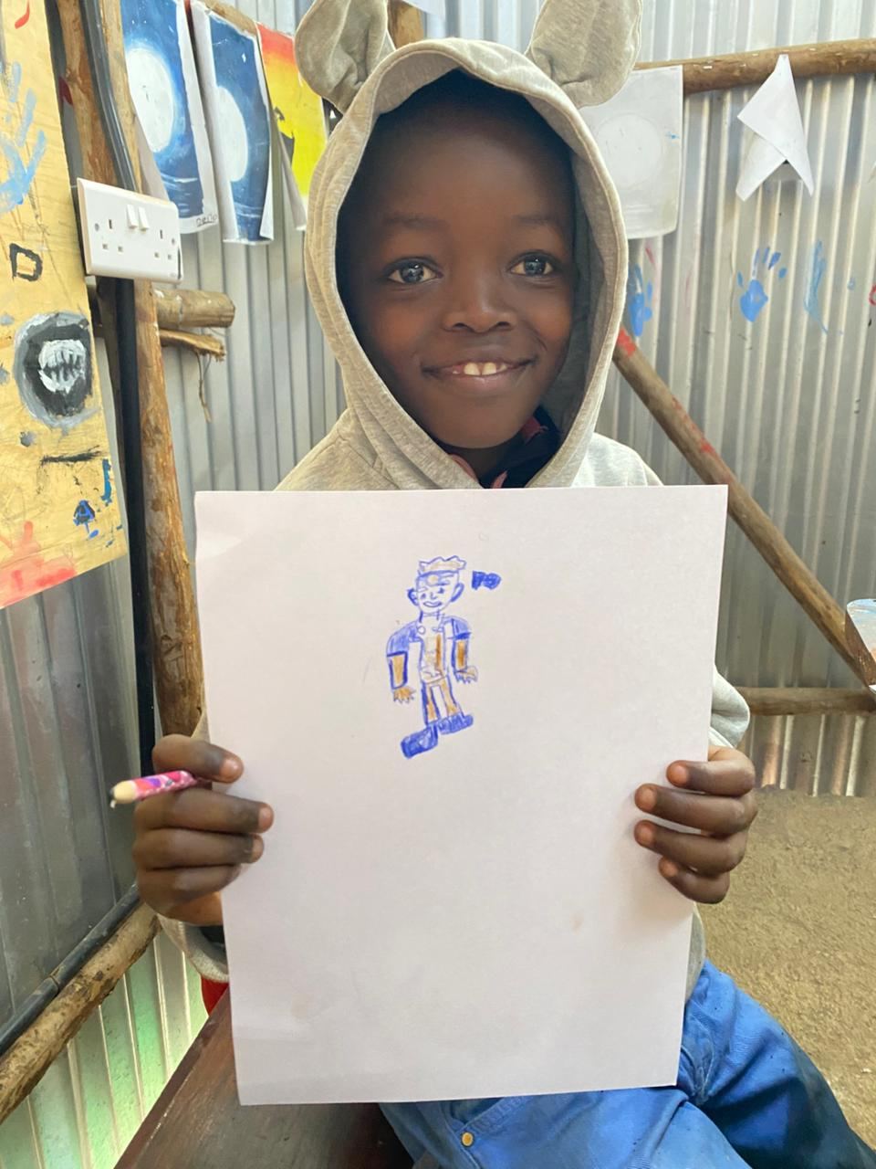 Junge aus Kibera zeigt sein gemaltes Bild