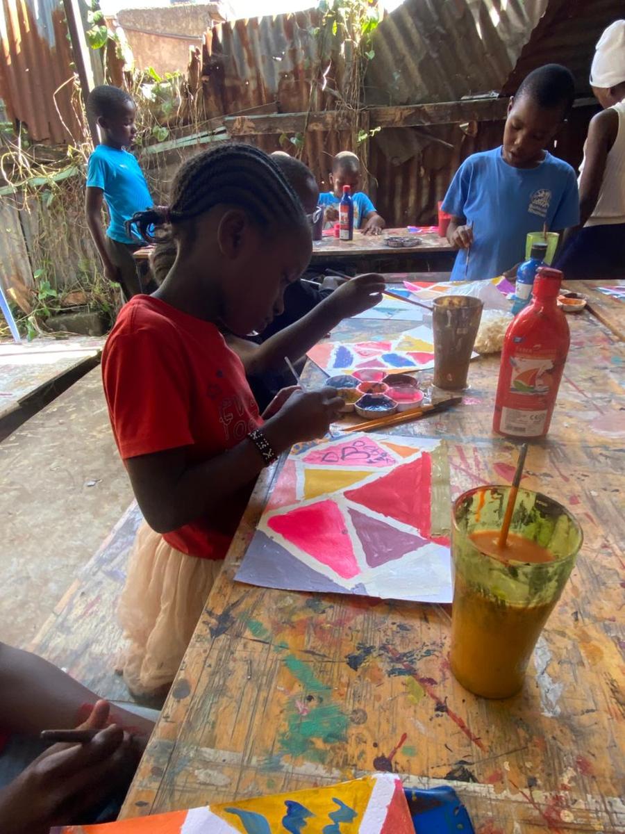 Kind aus der Malschule Kibera mit Bild